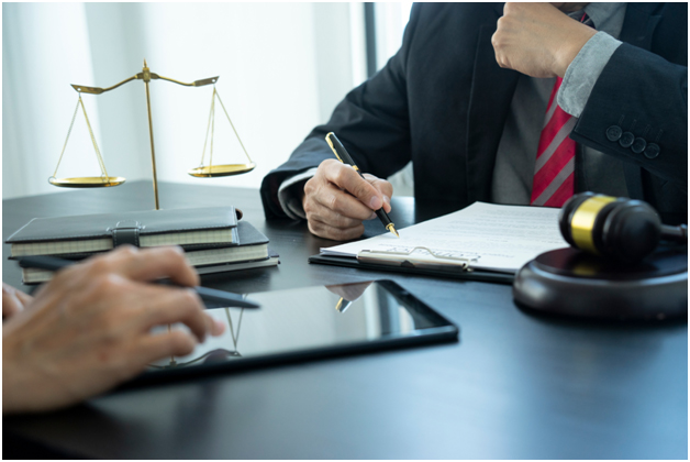 What is The Difference Between a Staff Attorney and An Associate in a Law Firm? What is The Difference Between a Staff Attorney and An Associate in a Law Firm?